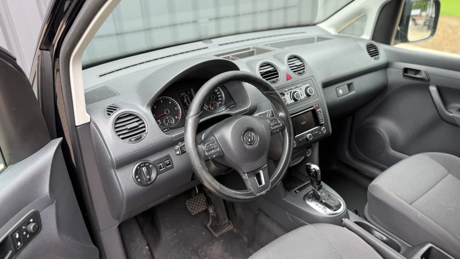 VW Caddy HIGHLINE DSG 2.0 TDI, снимка 10 - Автомобили и джипове - 54009041