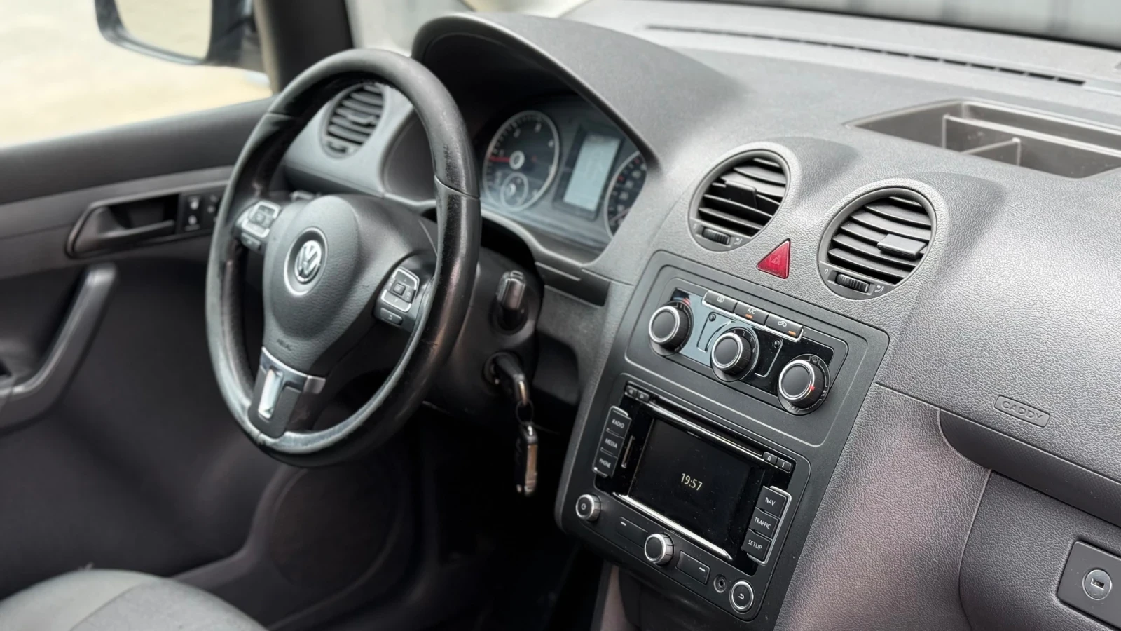 VW Caddy HIGHLINE DSG 2.0 TDI, снимка 8 - Автомобили и джипове - 54009041