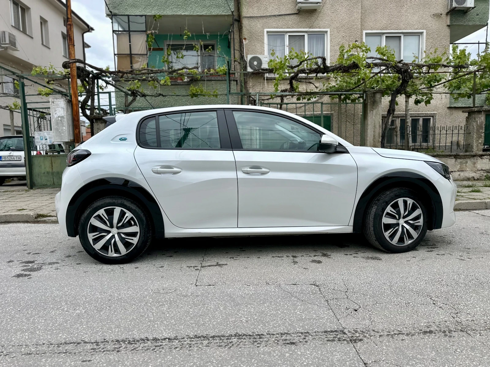 Peugeot 208 e208, снимка 8 - Автомобили и джипове - 54923371