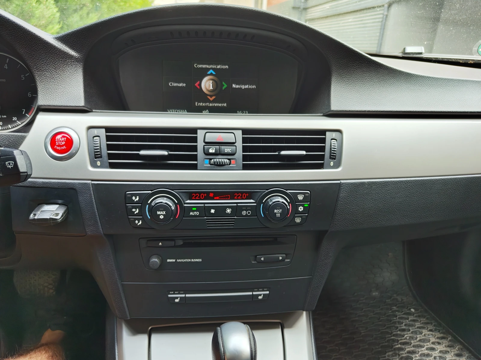 BMW 320 i /Auto/Navi/AUX, снимка 14 - Автомобили и джипове - 54621380
