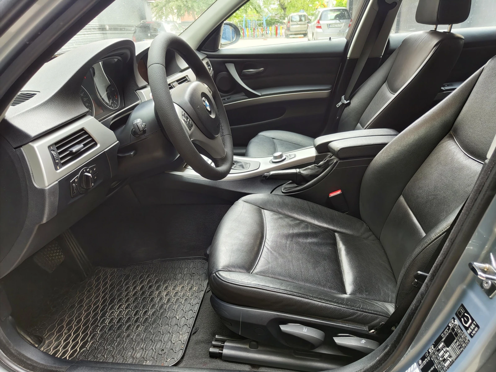 BMW 320 i /Auto/Navi/AUX, снимка 8 - Автомобили и джипове - 54621380