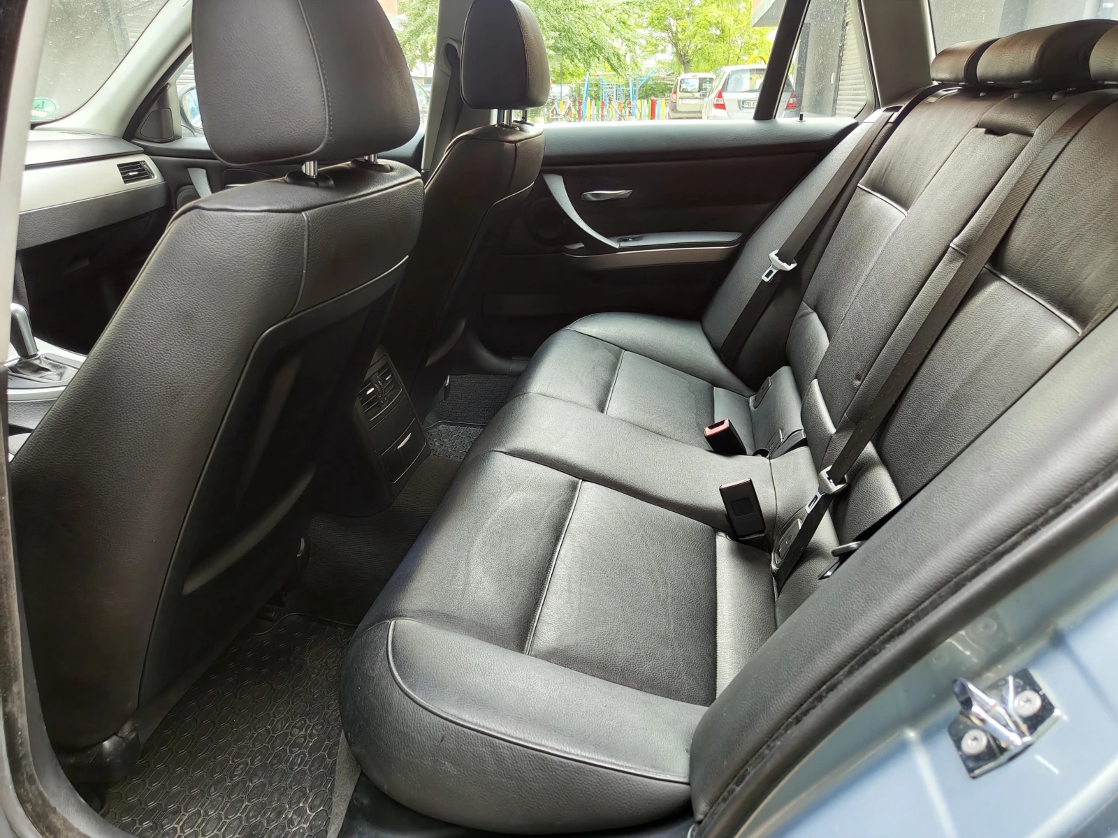 BMW 320 i /Auto/Navi/AUX, снимка 9 - Автомобили и джипове - 54621380