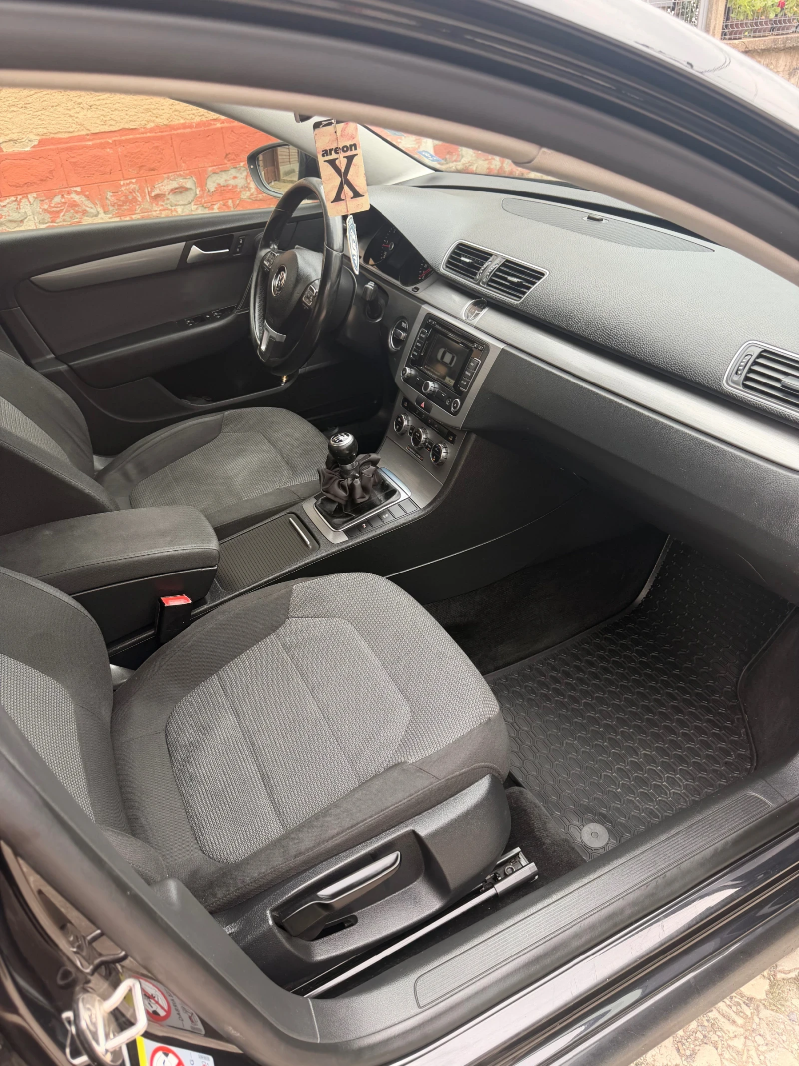 VW Passat 1.6 TDI 105ps, снимка 8 - Автомобили и джипове - 55249645