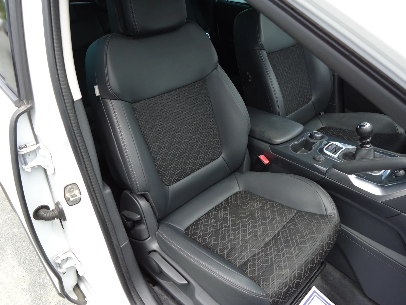 Peugeot 3008 2.0 BlueHDI Навигация Камера, снимка 11 - Автомобили и джипове - 55263026