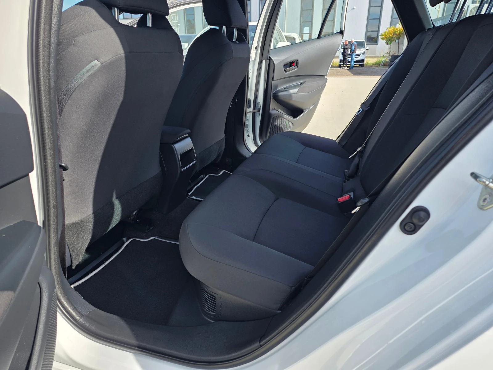 Toyota Corolla 1, 8 HYBRID A/T 122�� | Mobile.bg � ����������� 12