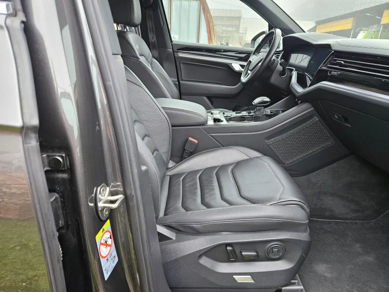 VW Touareg * * R-Line* DIGITAL* * 3.0TDi* * 286кс.* * , снимка 8 - Автомобили и джипове - 52859745