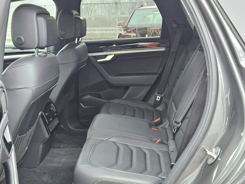 VW Touareg * * R-Line* DIGITAL* * 3.0TDi* * 286кс.* * , снимка 11 - Автомобили и джипове - 52859745