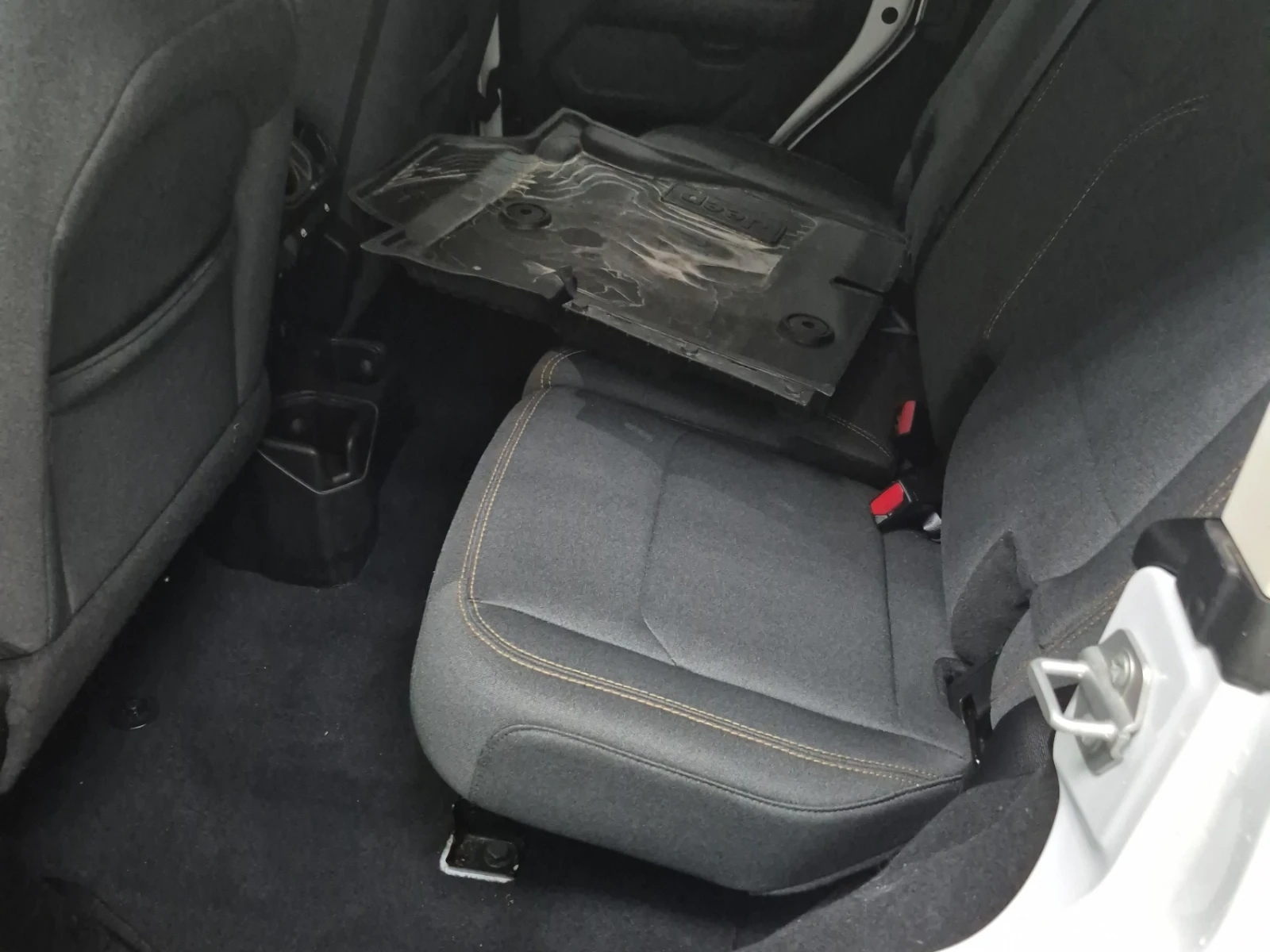 Jeep Wrangler 3.6L Pentastar V6 / 4x4 / Sahara / Без ръжди и уда, снимка 11 - Автомобили и джипове - 54913047
