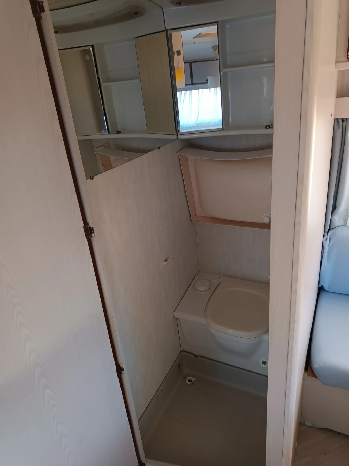 Каравана Adria Knaus, снимка 10 - Каравани и кемпери - 53850155