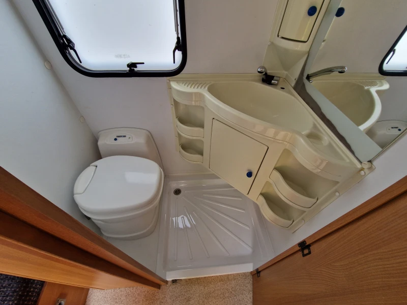 Каравана Adria Aviva 490CP + Климатик, снимка 9 - Каравани и кемпери - 52497733