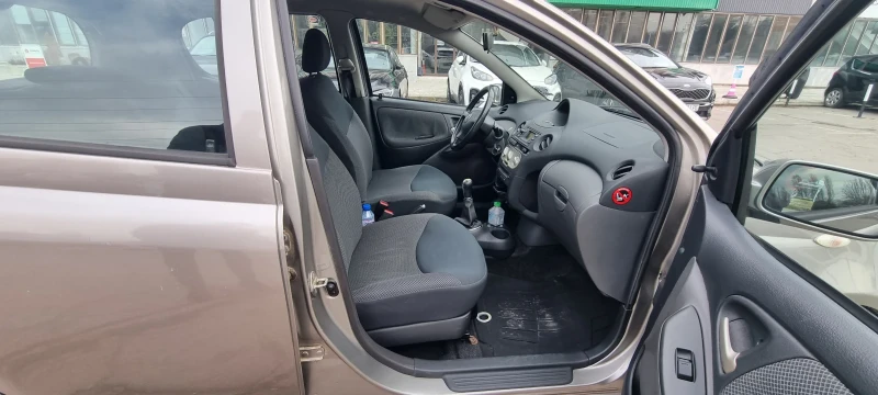 Toyota Yaris 1.0i 65k.c , снимка 13 - Автомобили и джипове - 48359452