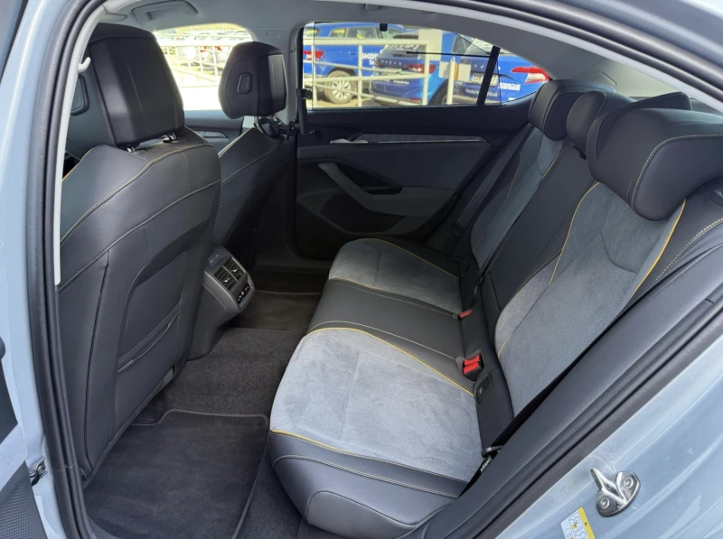 Skoda Superb 2.0TDI Selection Гаранция/360/Дистроник/Алкантара, снимка 12 - Автомобили и джипове - 53000229