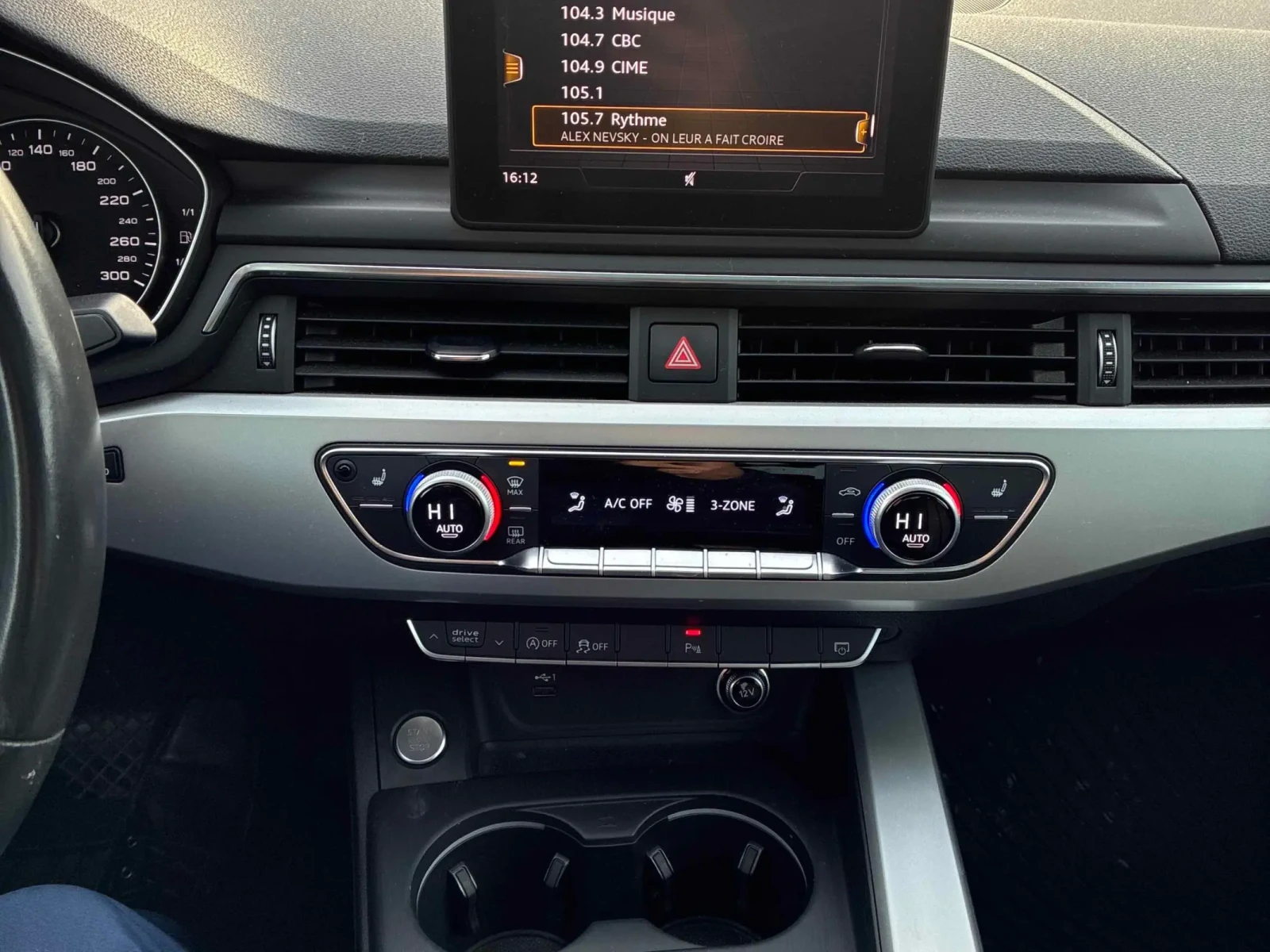 Audi A4 Komfort  CARFAX, снимка 9 - Автомобили и джипове - 53730775