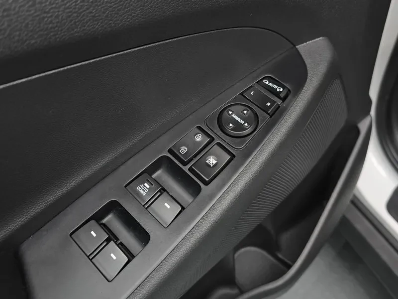 Hyundai Tucson 2.0 2Wd Smart, снимка 15 - Автомобили и джипове - 55748915