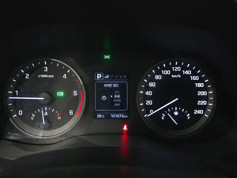 Hyundai Tucson 2.0 2Wd Smart, снимка 8 - Автомобили и джипове - 55748915