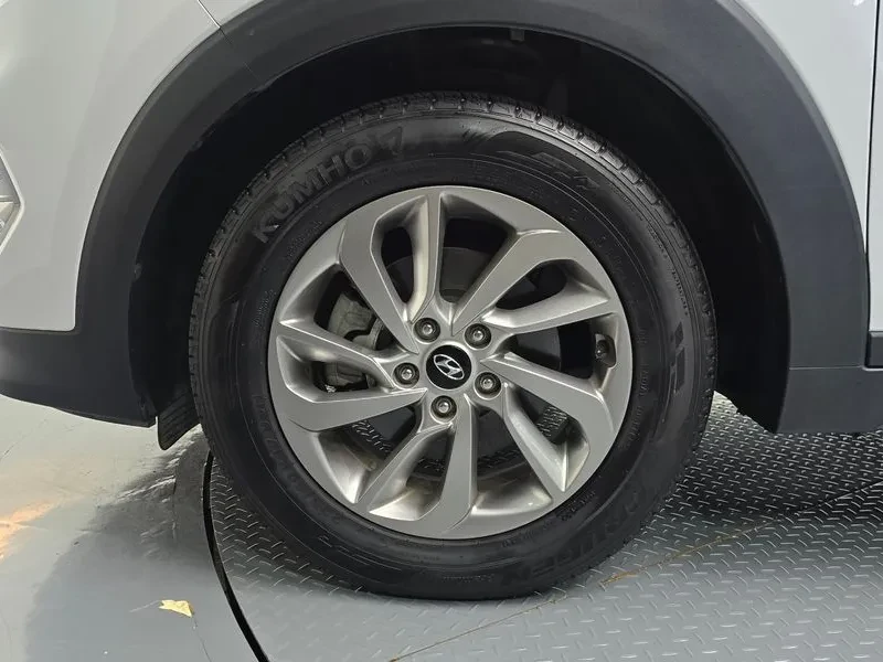 Hyundai Tucson 2.0 2Wd Smart, снимка 5 - Автомобили и джипове - 55748915