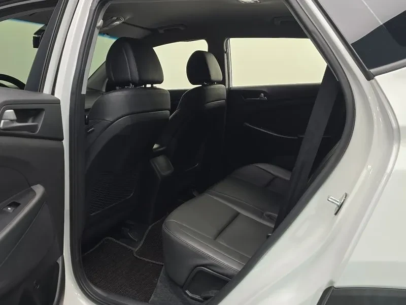 Hyundai Tucson 2.0 2Wd Smart, снимка 11 - Автомобили и джипове - 55748915