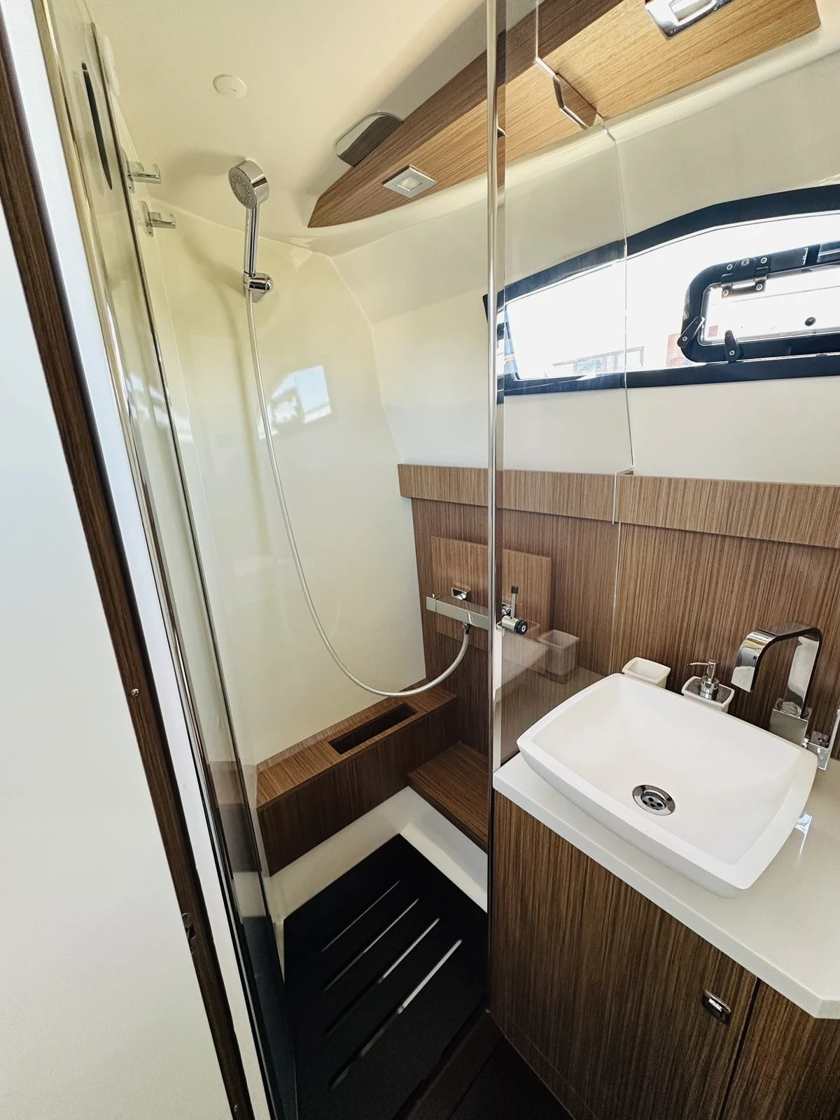 Моторна яхта Capelli 50, снимка 16 - Воден транспорт - 54149951