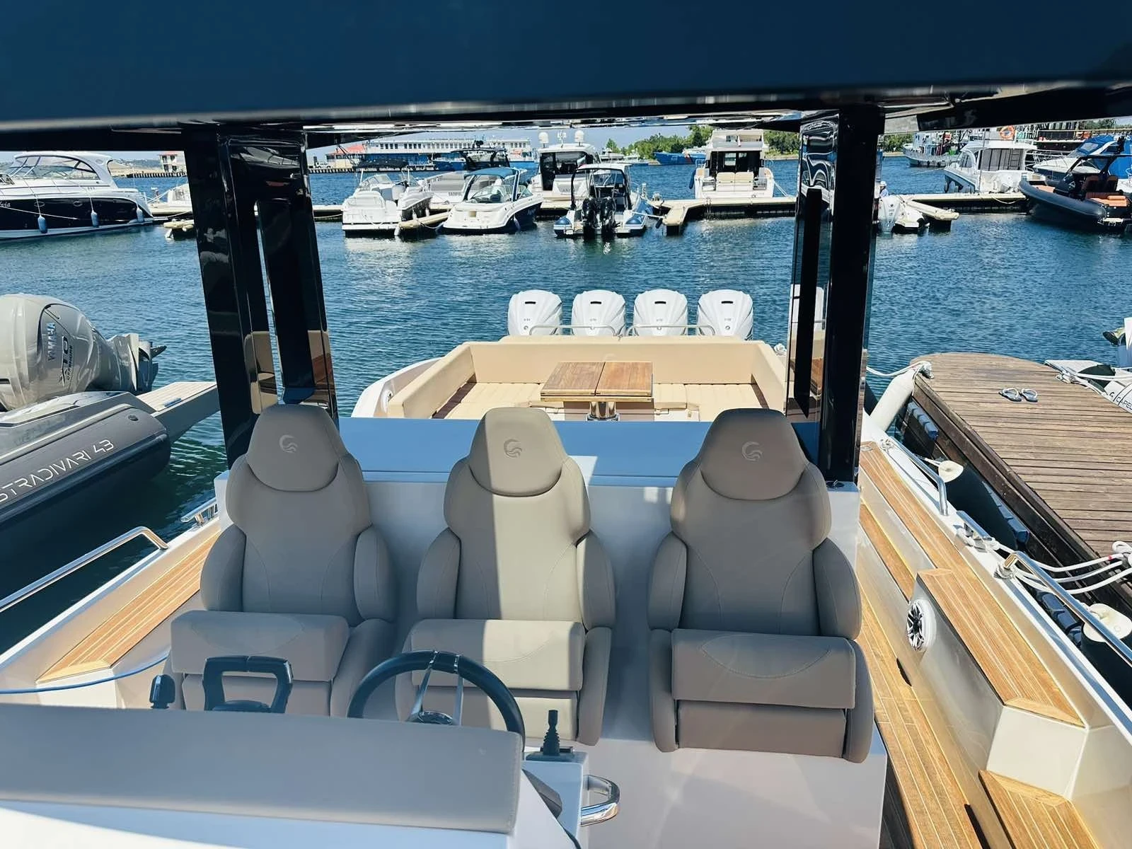 Моторна яхта Capelli 50, снимка 13 - Воден транспорт - 54149951