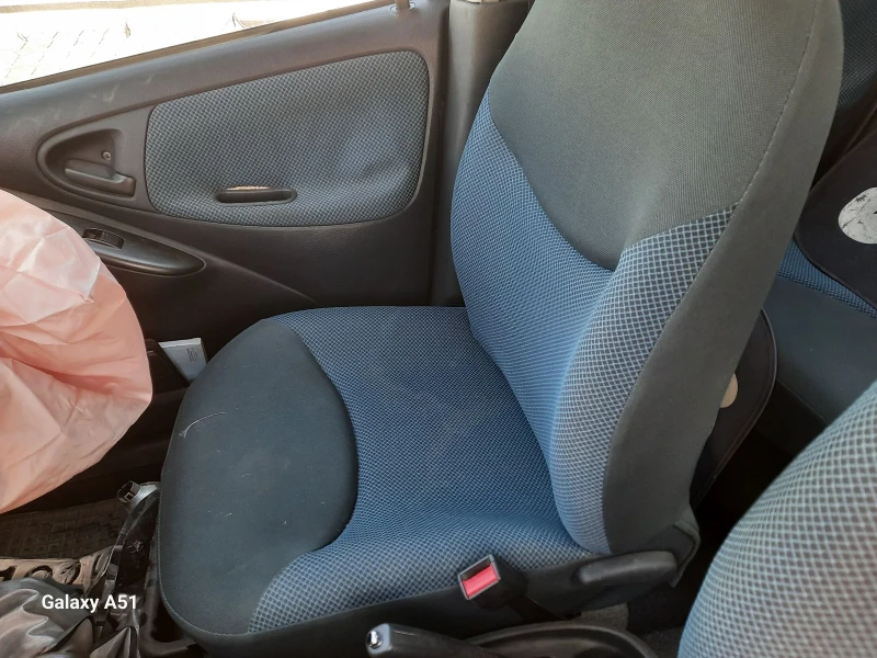 Toyota Yaris 1.0 бензин, За ЧАСТИ, КЛИМАТИК , снимка 8 - Автомобили и джипове - 52418688