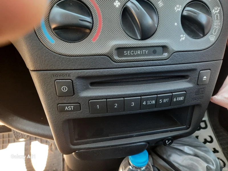 Toyota Yaris 1.0 бензин, За ЧАСТИ, КЛИМАТИК , снимка 10 - Автомобили и джипове - 52418688