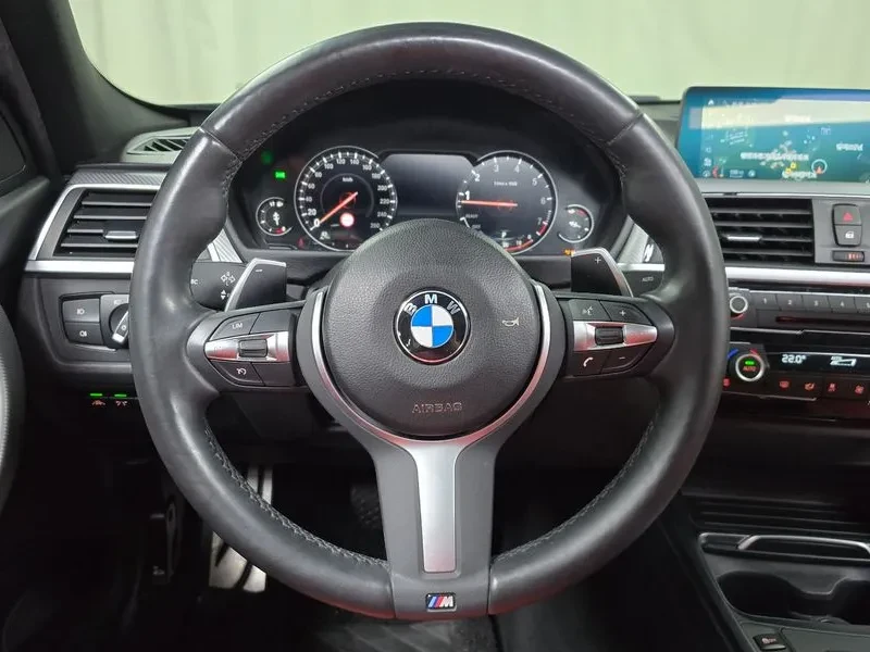 BMW 330 I M Sports Shadow, снимка 13 - Автомобили и джипове - 55132368