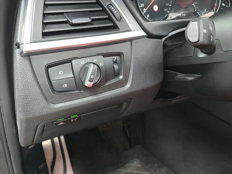 BMW 330 I M Sports Shadow, снимка 17 - Автомобили и джипове - 55132368