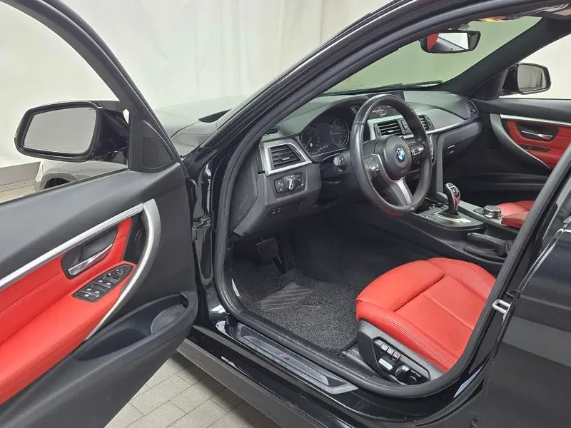 BMW 330 I M Sports Shadow, снимка 10 - Автомобили и джипове - 55132368