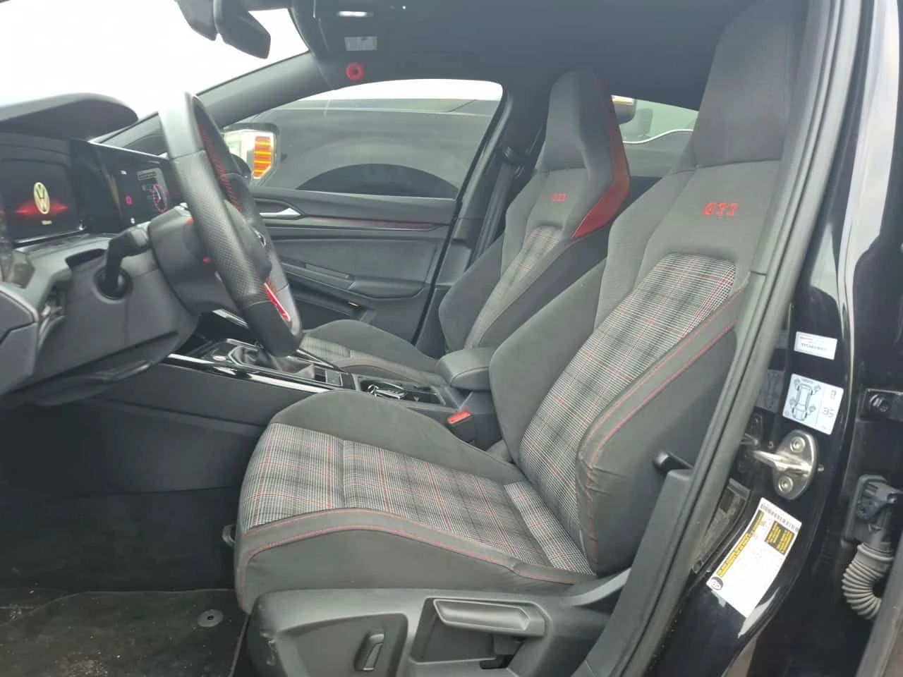 VW Golf GTI * 380 S - Ръчна скоростна кутия * CARFAX *  - изображение 9