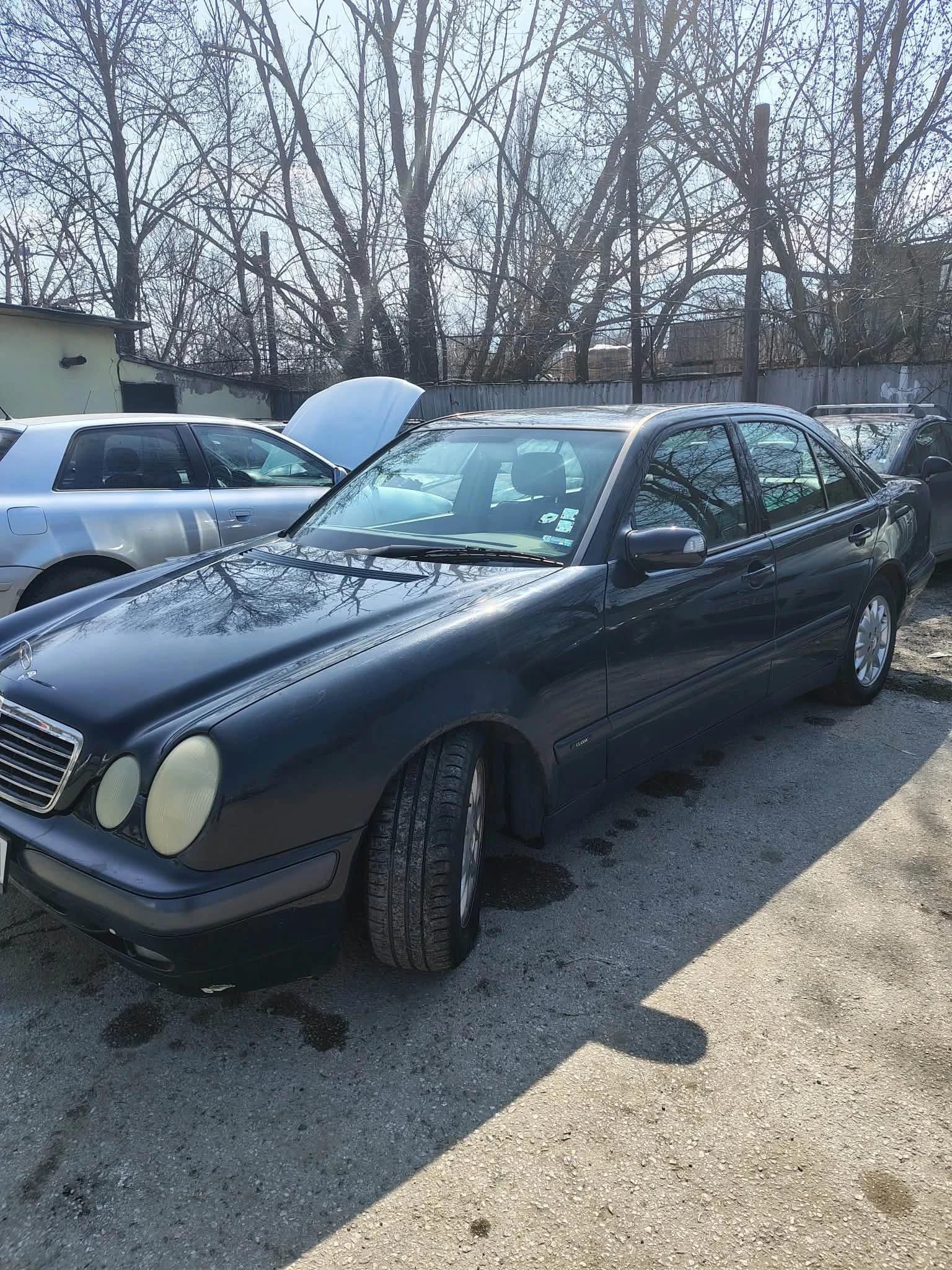 Mercedes-Benz E 220, снимка 3 - Автомобили и джипове - 53891989