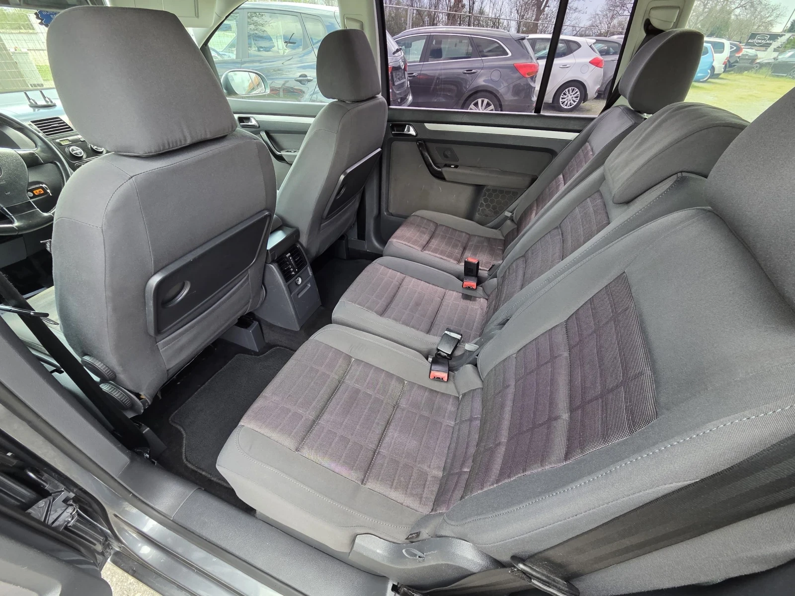 VW Touran 1.9 TDI , снимка 13 - Автомобили и джипове - 54478707