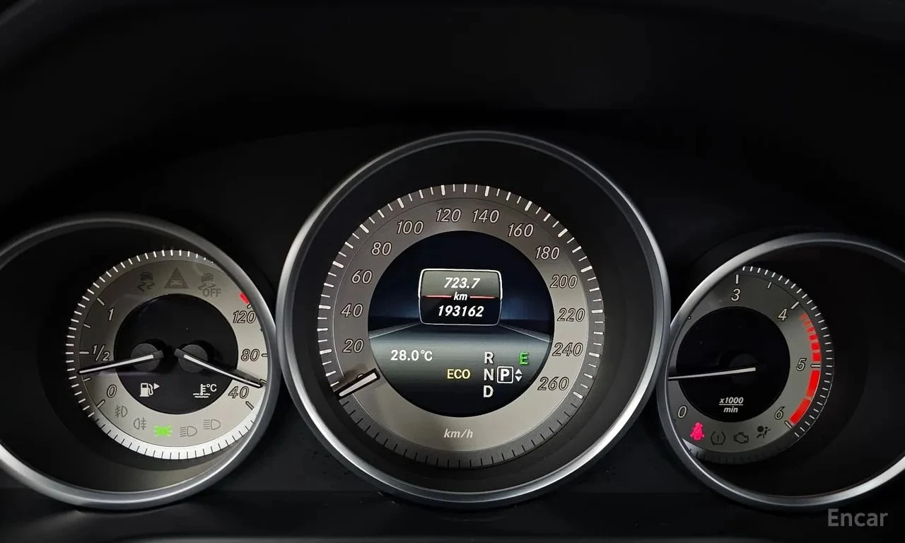 Mercedes-Benz E 250  BlueTec 4MATIC AV * БЕЗ ПЪРВОНАЧАЛНА ВНОСКА, снимка 8 - Автомобили и джипове - 55991721