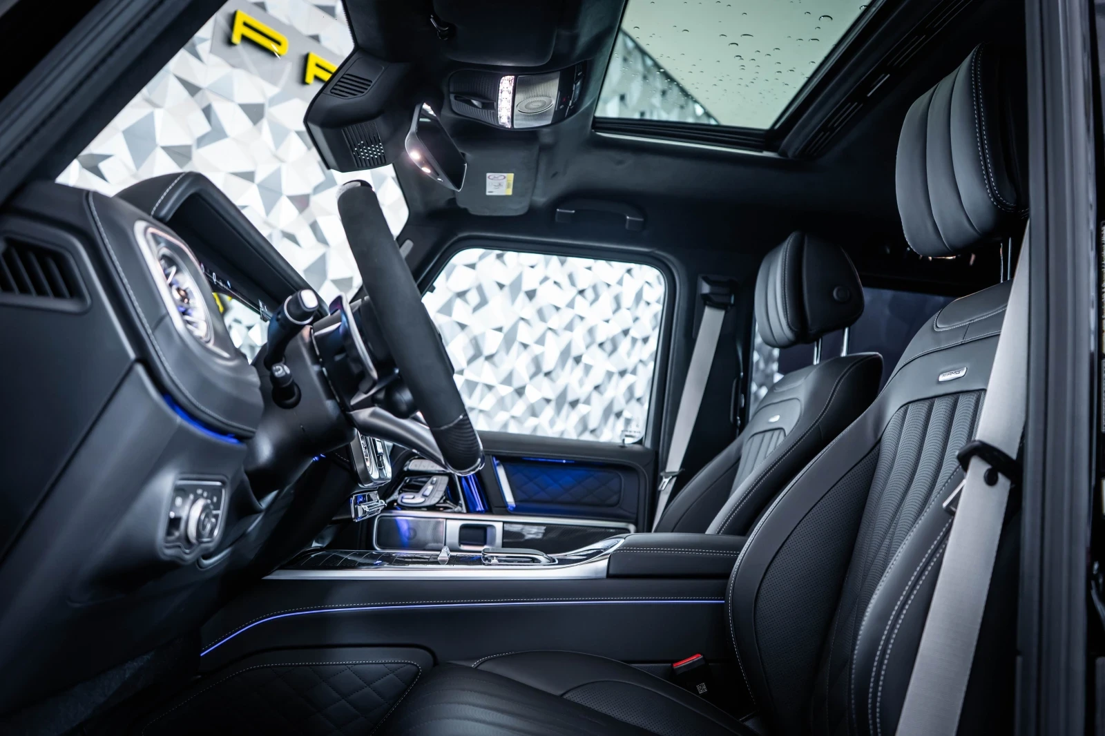 Mercedes-Benz G 63 AMG Manufaktur* Carbon* Burmester* 360, снимка 8 - Автомобили и джипове - 54455543