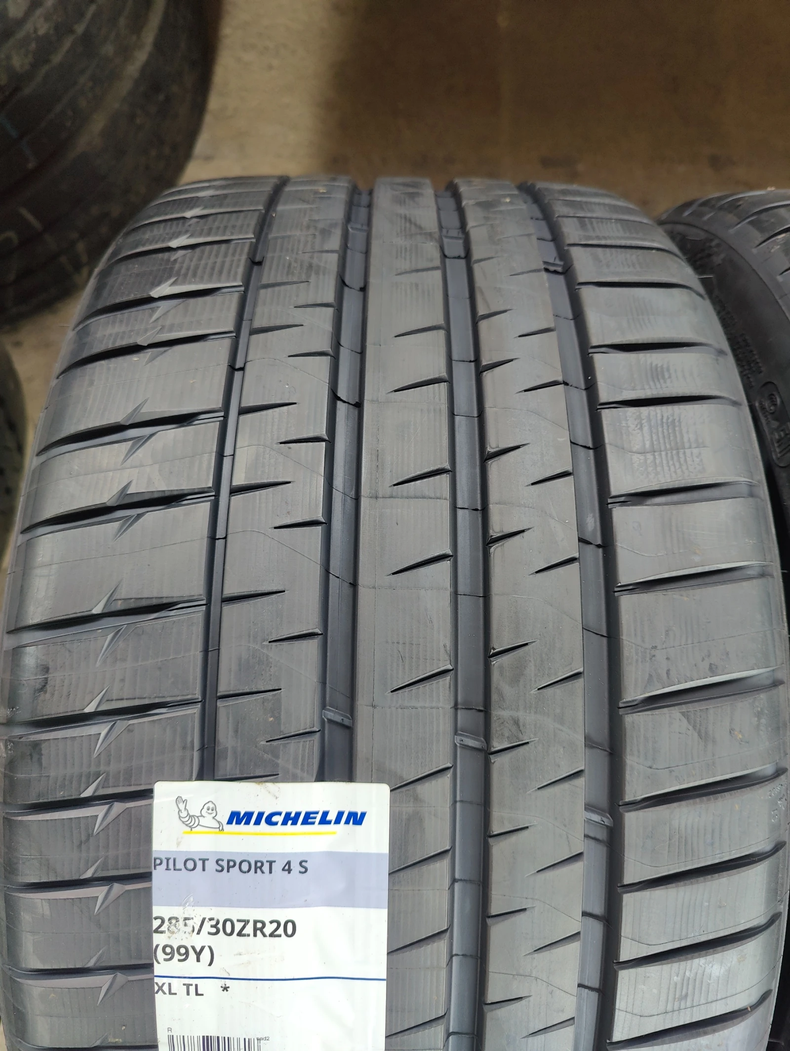 Гуми Летни 285/30R20, снимка 3 - Гуми и джанти - 55090099