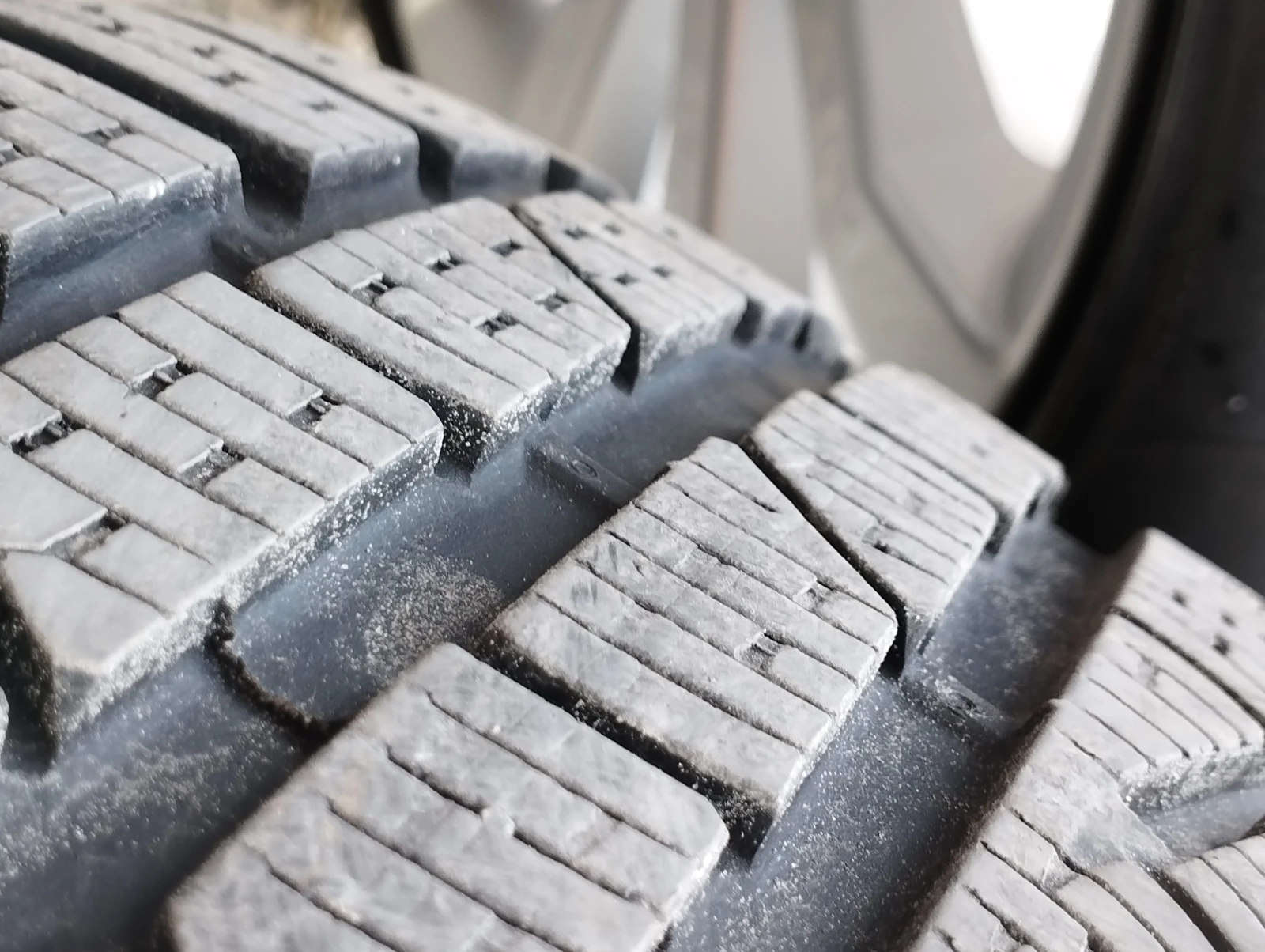 Гуми с джанти Pirelli 225/50R17, снимка 8 - Гуми и джанти - 55148855