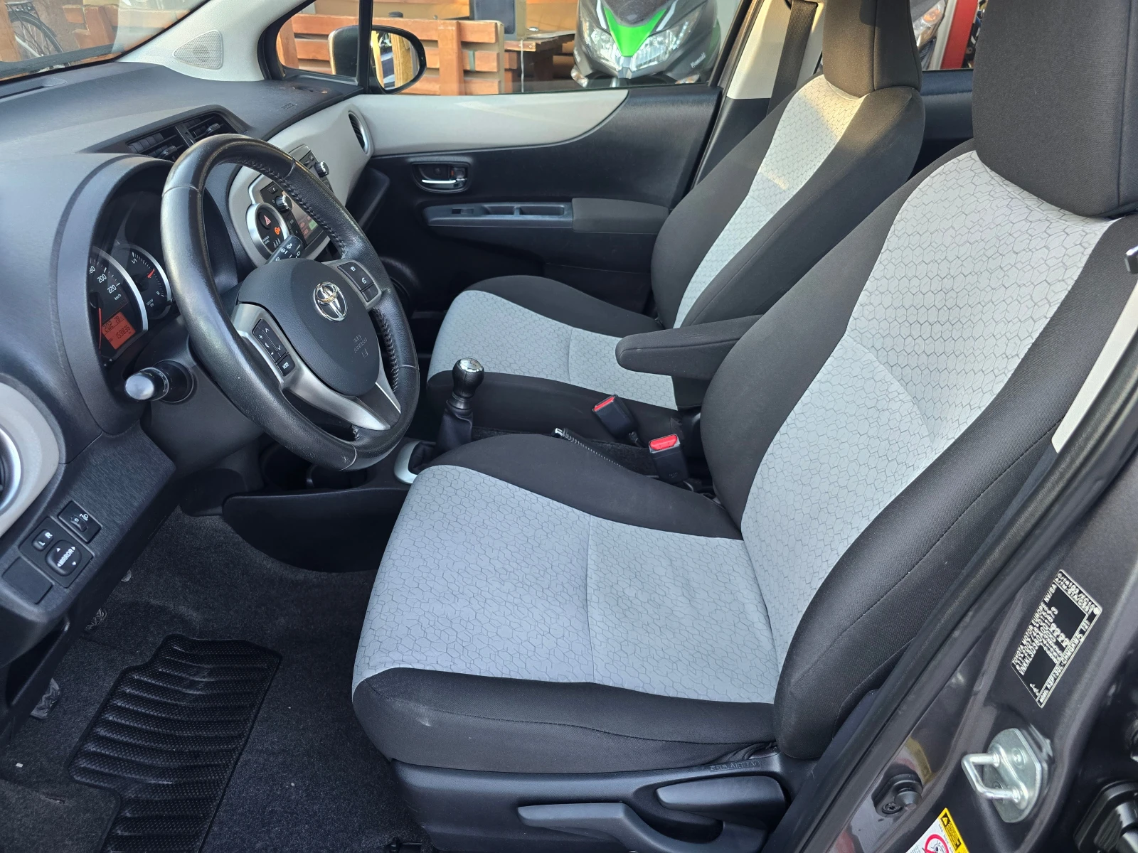 Toyota Yaris Като нова! Лизинг - изображение 9