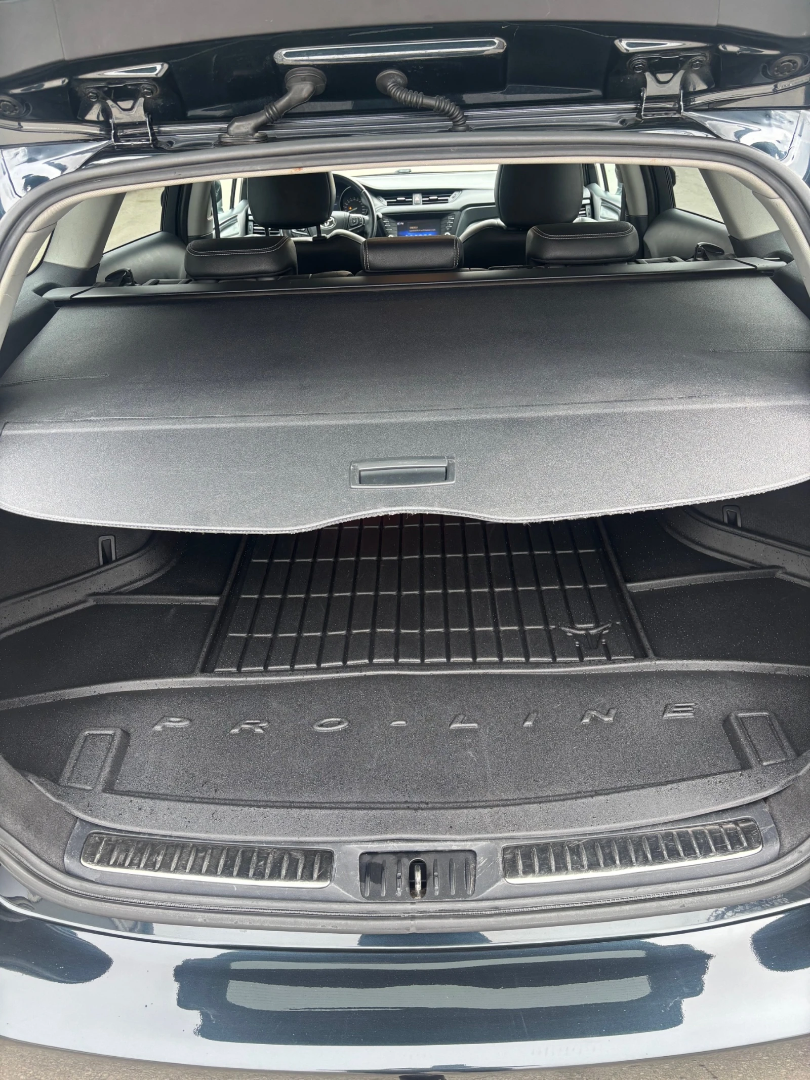 Toyota Avensis 1.8 Executive, снимка 7 - Автомобили и джипове - 53965084