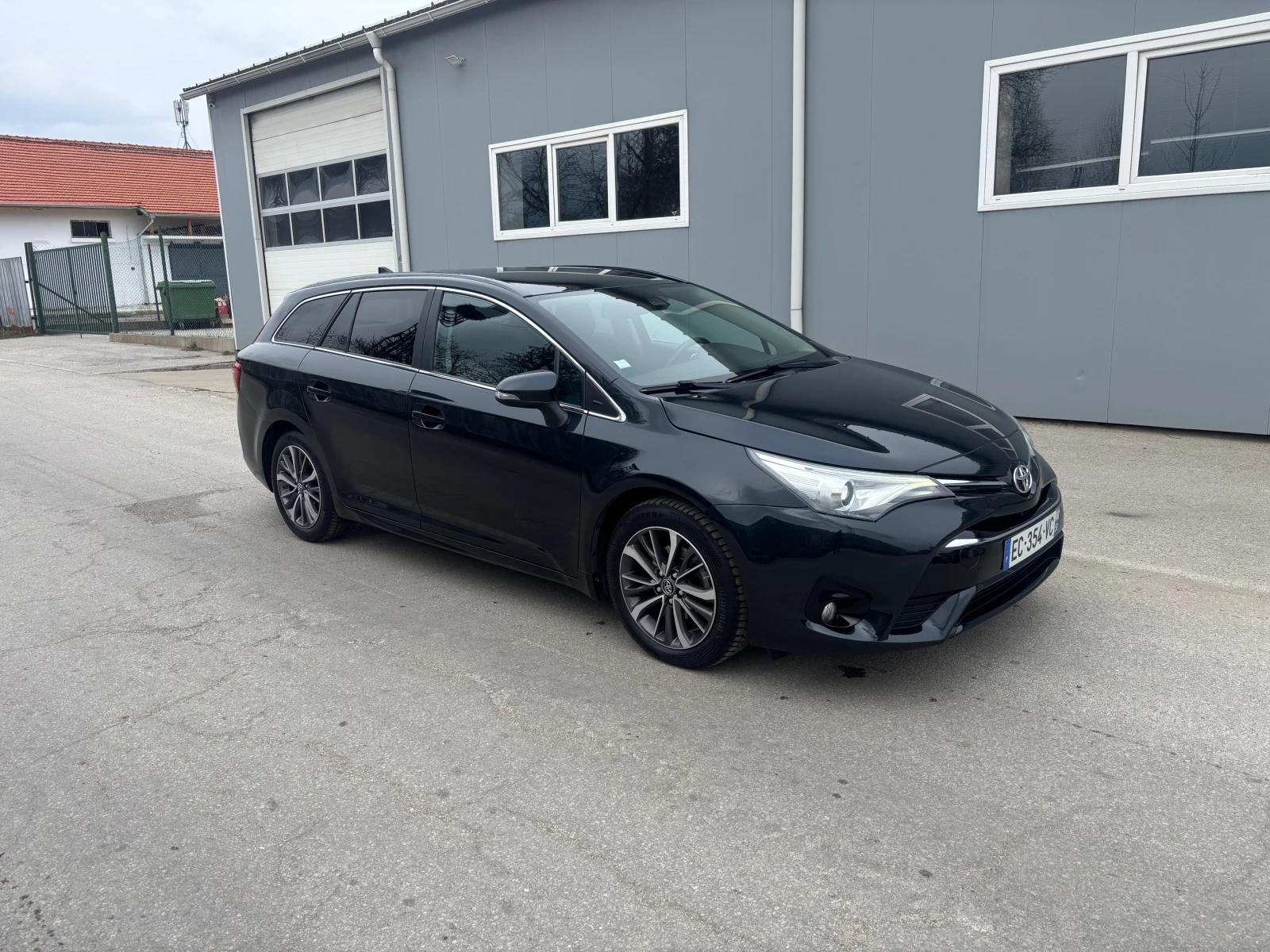 Toyota Avensis 1.8 Executive, снимка 12 - Автомобили и джипове - 53965084