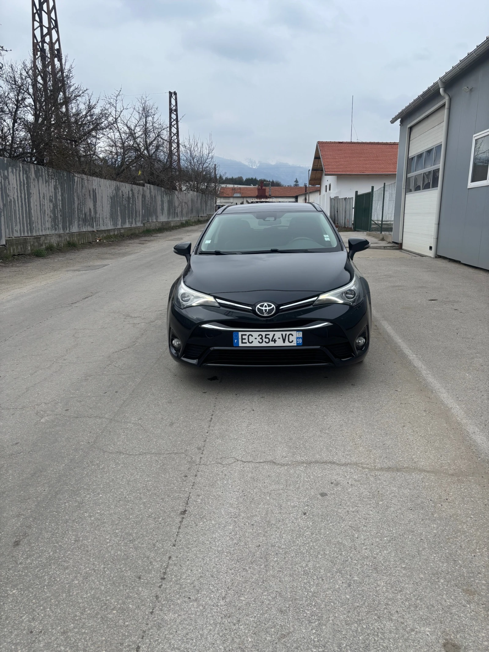 Toyota Avensis 1.8 Executive, снимка 2 - Автомобили и джипове - 53965084