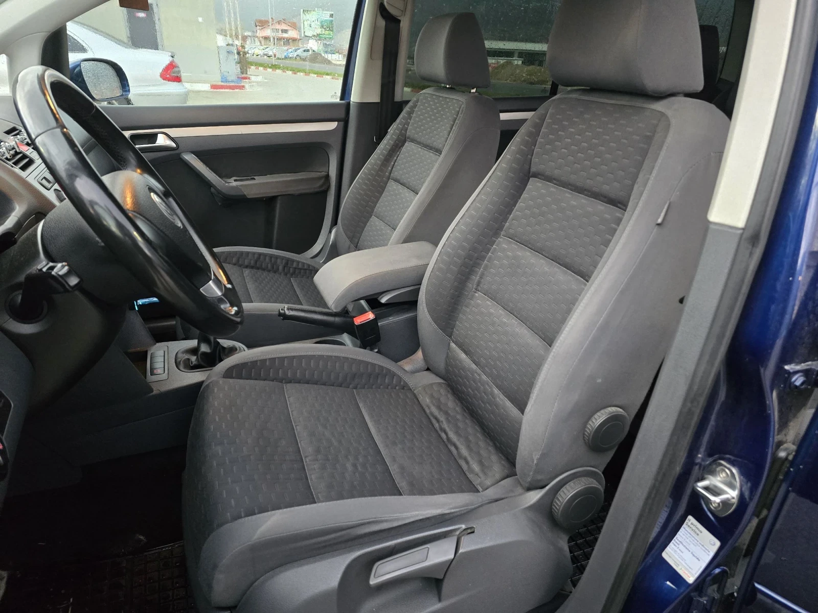 VW Touran 1.9 TDI 105кс. 6 ск., снимка 8 - Автомобили и джипове - 54459643