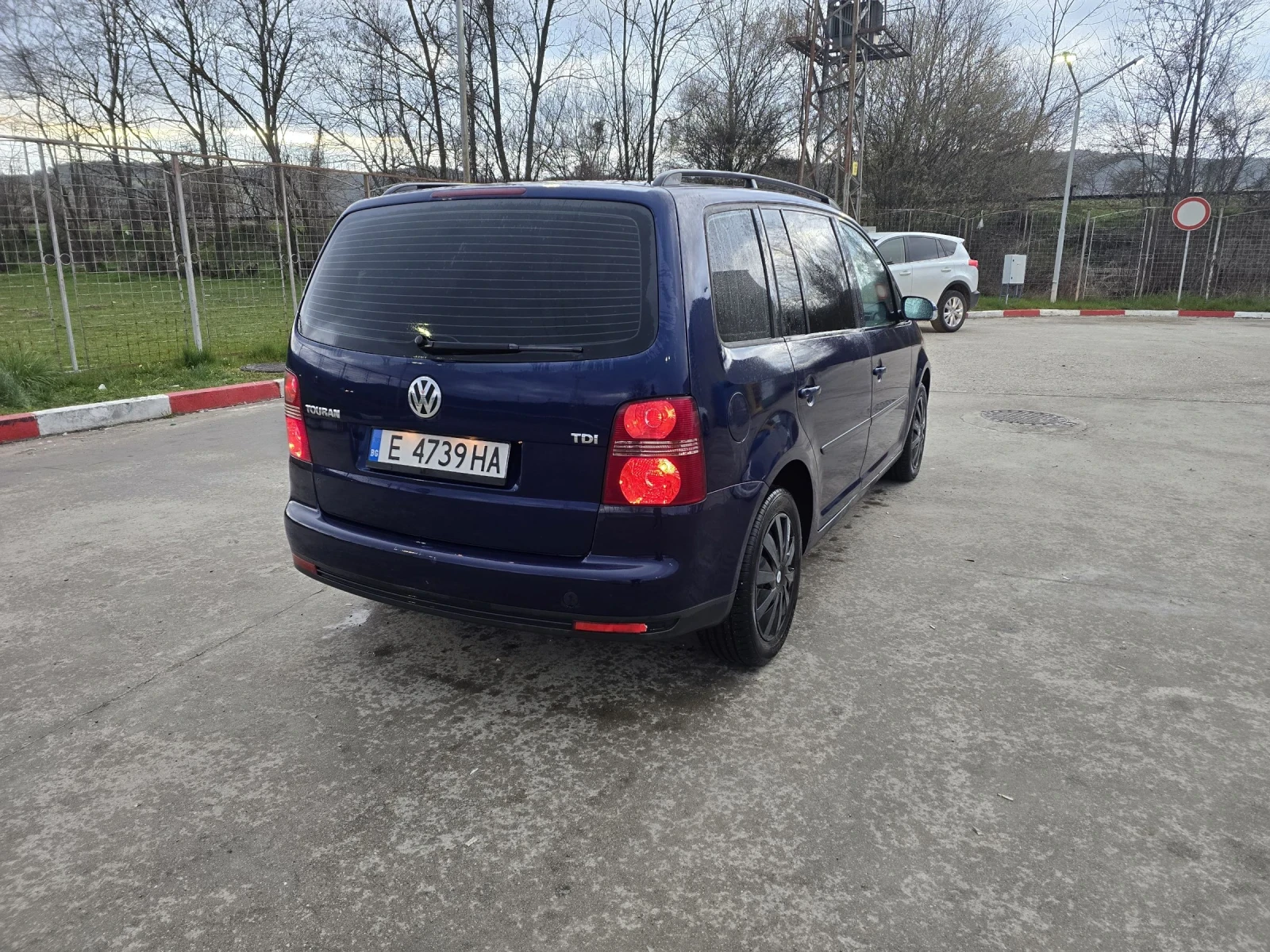 VW Touran 1.9 TDI 105кс. 6 ск., снимка 4 - Автомобили и джипове - 54459643
