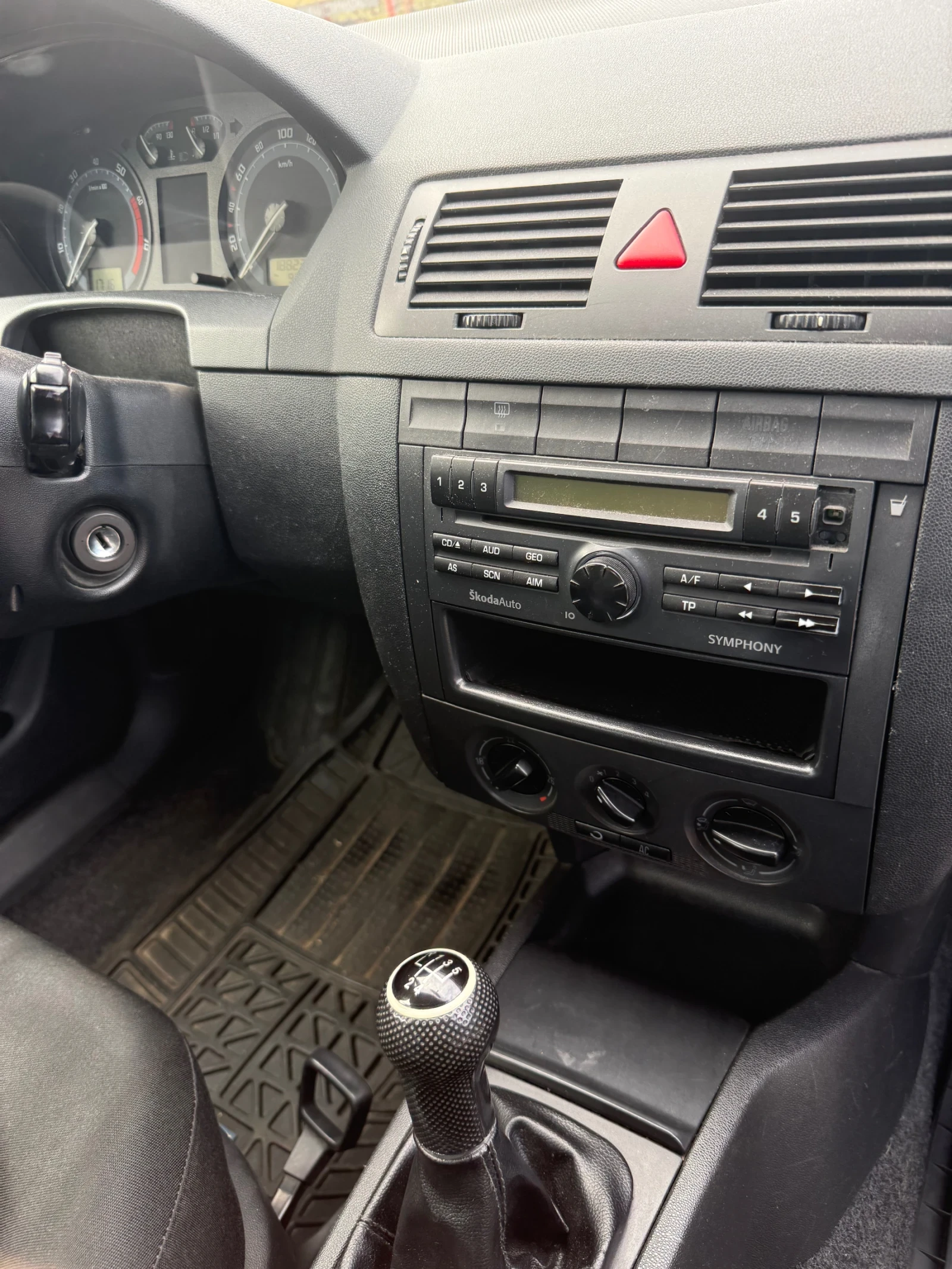 Skoda Fabia, снимка 12 - Автомобили и джипове - 54485579