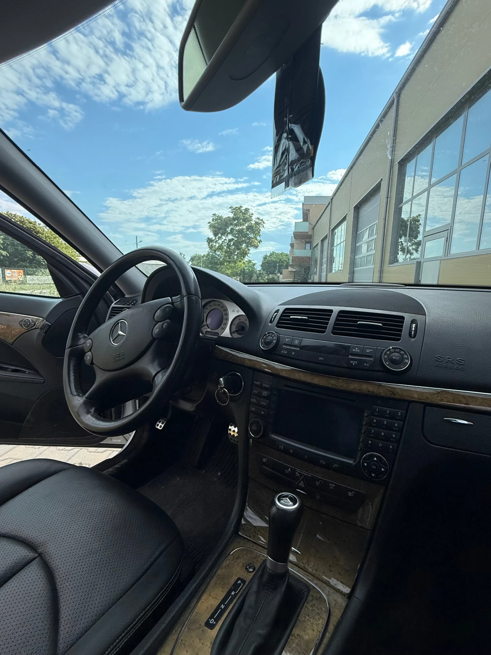 Mercedes-Benz E 320, снимка 10 - Автомобили и джипове - 55191761