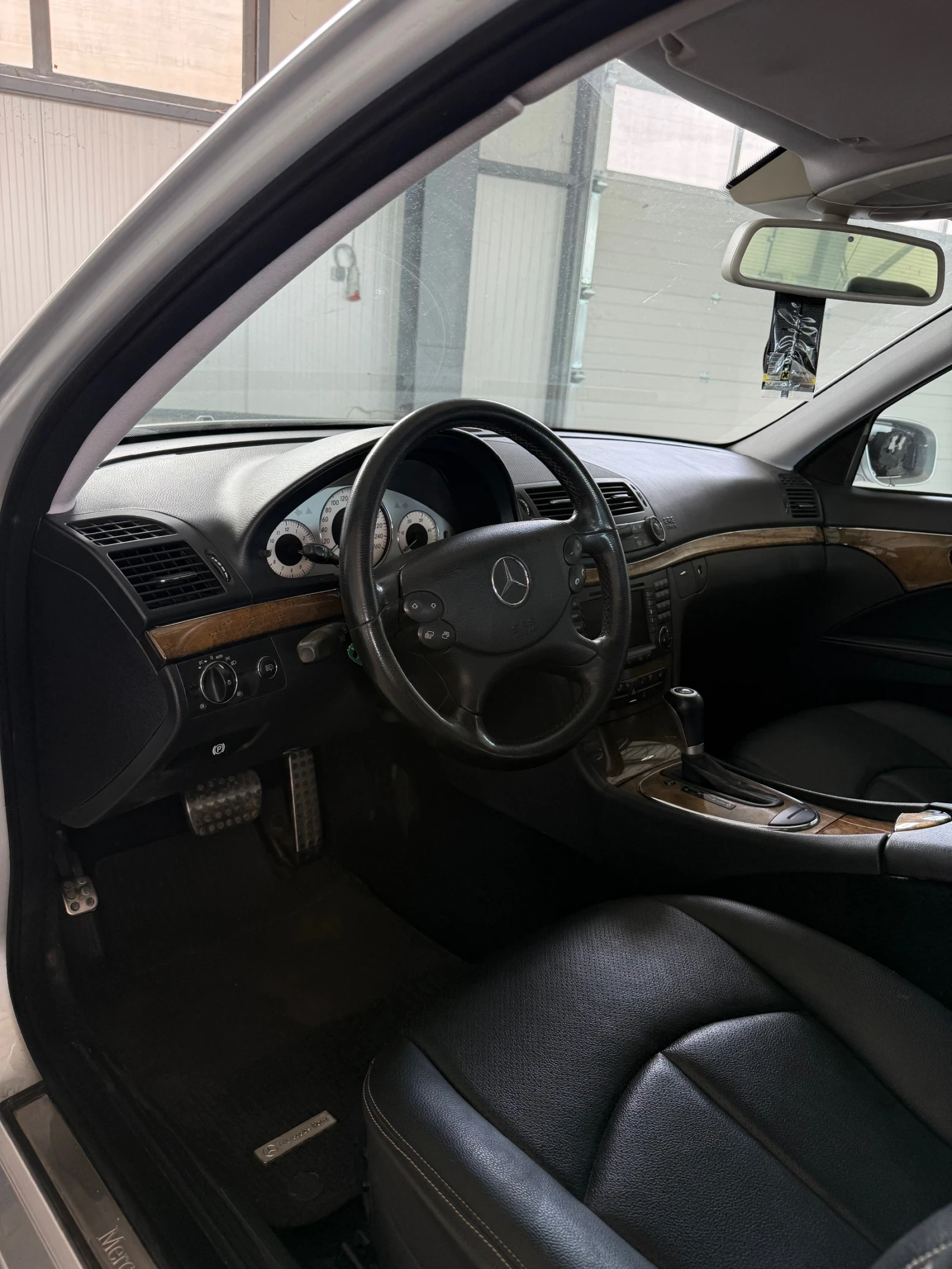 Mercedes-Benz E 320, снимка 7 - Автомобили и джипове - 55191761