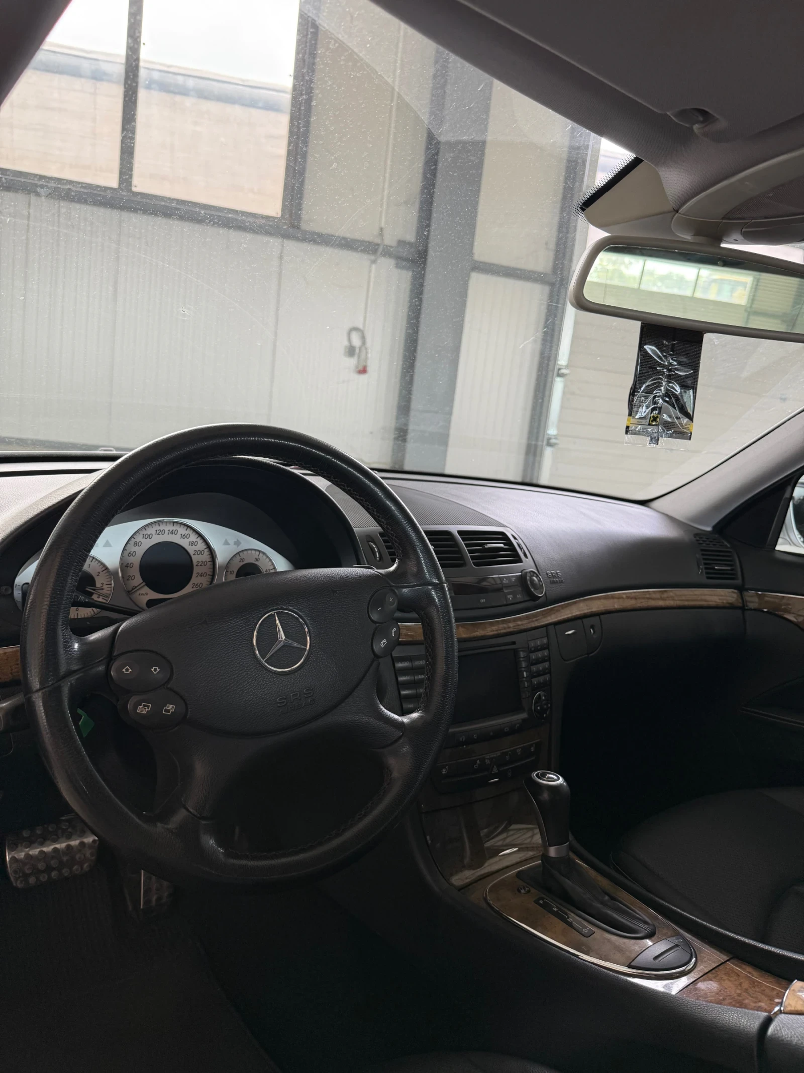 Mercedes-Benz E 320, снимка 8 - Автомобили и джипове - 55191761