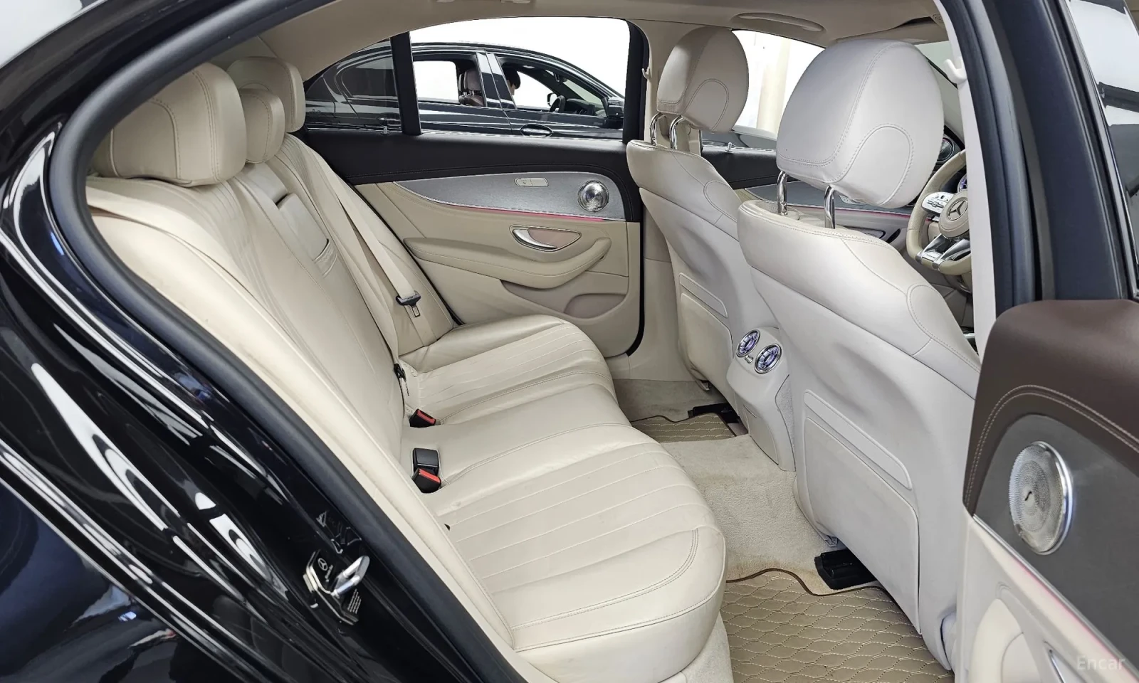 Mercedes-Benz E 300 Дигитално табло\3-D Burmeister\Масаж\360 Камери, снимка 12 - Автомобили и джипове - 56397312
