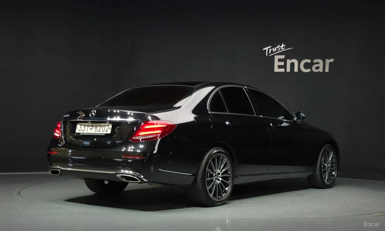 Mercedes-Benz E 300 Дигитално табло\3-D Burmeister\Масаж\360 Камери, снимка 2 - Автомобили и джипове - 56397312