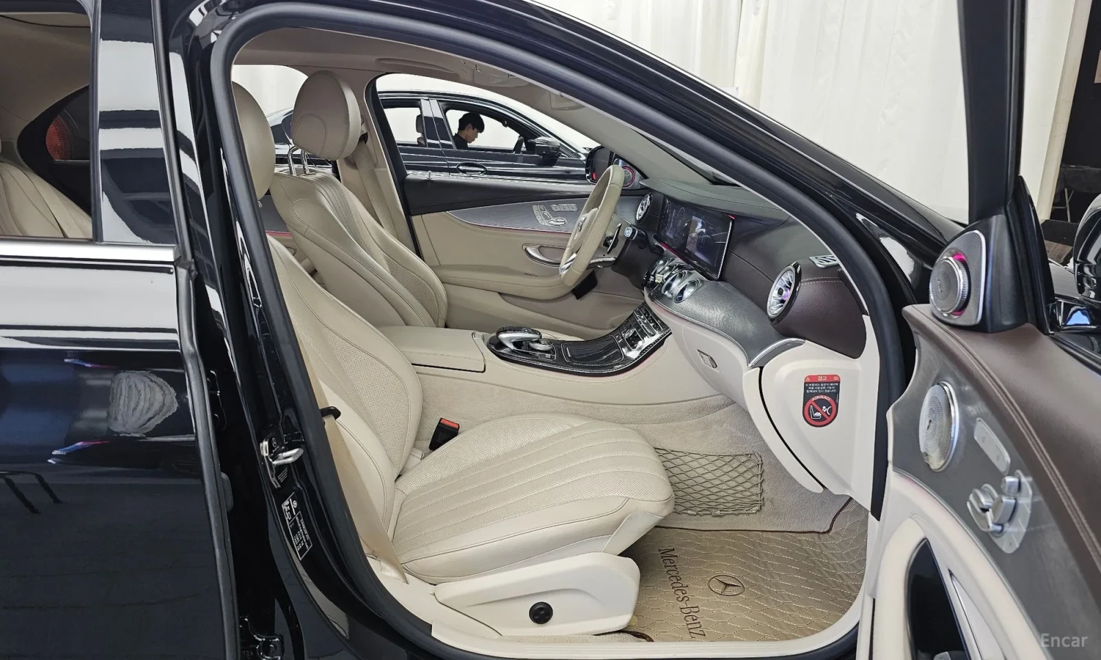 Mercedes-Benz E 300 Дигитално табло\3-D Burmeister\Масаж\360 Камери, снимка 11 - Автомобили и джипове - 56397312