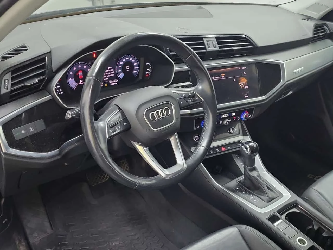 Audi Q3 * CARFAX * ПЕРФЕКТНО СЕРВИЗИРАНА * ПАНОРАМА * , снимка 11 - Автомобили и джипове - 54942111