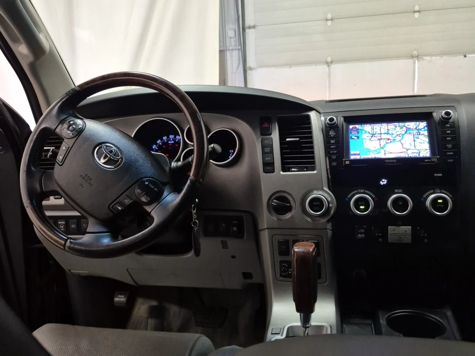 Toyota Sequoia PLATINIM * 4WD * 7 МЕСТА * БЕЗ ИНЦИДЕНТИ * , снимка 6 - Автомобили и джипове - 55196295